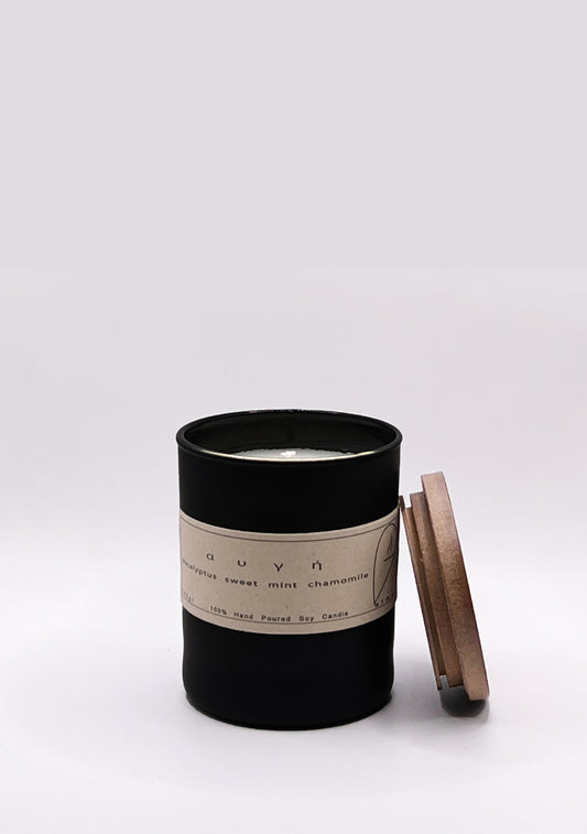 Scented Candle αυγή - dawn. Sustainable black glass, recycling label, wooden lid. 